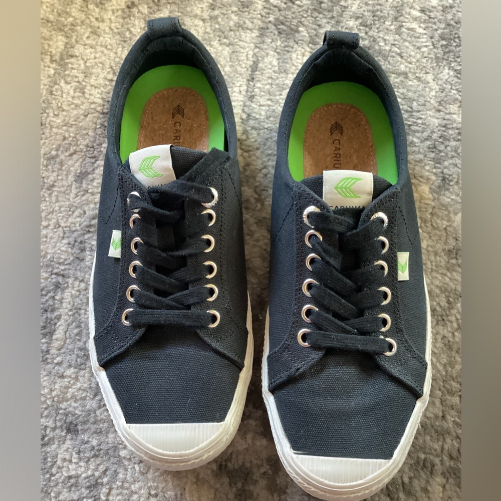 Cariuma unisex OCA Low Black Canvas Sneakers, Men’s-8 Women’s-8.5